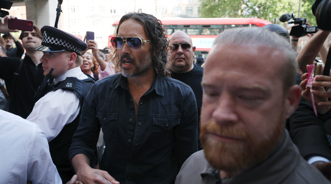 «Είμαι αθώος» - Ο Ράσελ Μπραντ για τον βιασμό και τις σεξουαλικές επιθέσεις κατά τεσσάρων γυναικών