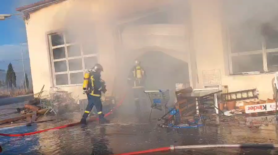 Εικόνα από την επιχείρηση κατάσβεσης της φωτιάς σε σούπερ μάρκετ στη Βρίσα Λέσβου