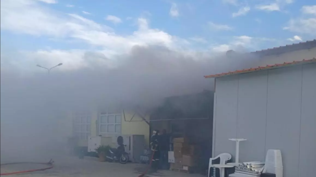 Εικόνα από το σούπερ μάρκετ που πήρε φωτιά στη Βρίσα Λέσβου