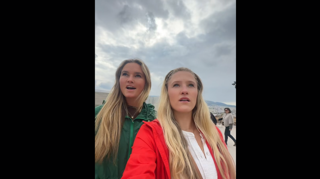 Τουρίστριες μένουν με το στόμα ανοιχτό αντικρίζοντας Παρθενώνα, Καλντέρα και Δελφούς