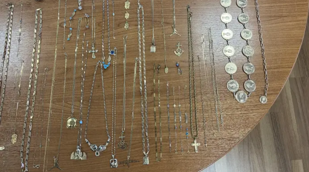 Μέγαρα: Όπλα, δεκάδες κοσμήματα και κάμερες: Συνελήφθη 23χρονη «θησαυροφύλακας» κυκλώματος