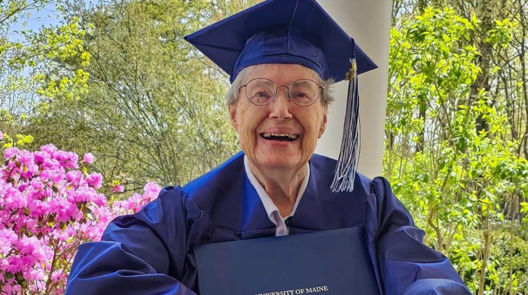 88χρονη πήρε το πτυχίο της από το πανεπιστήμιο μετά από 60 χρόνια - Το όνειρό της δεν έσβησε ποτέ