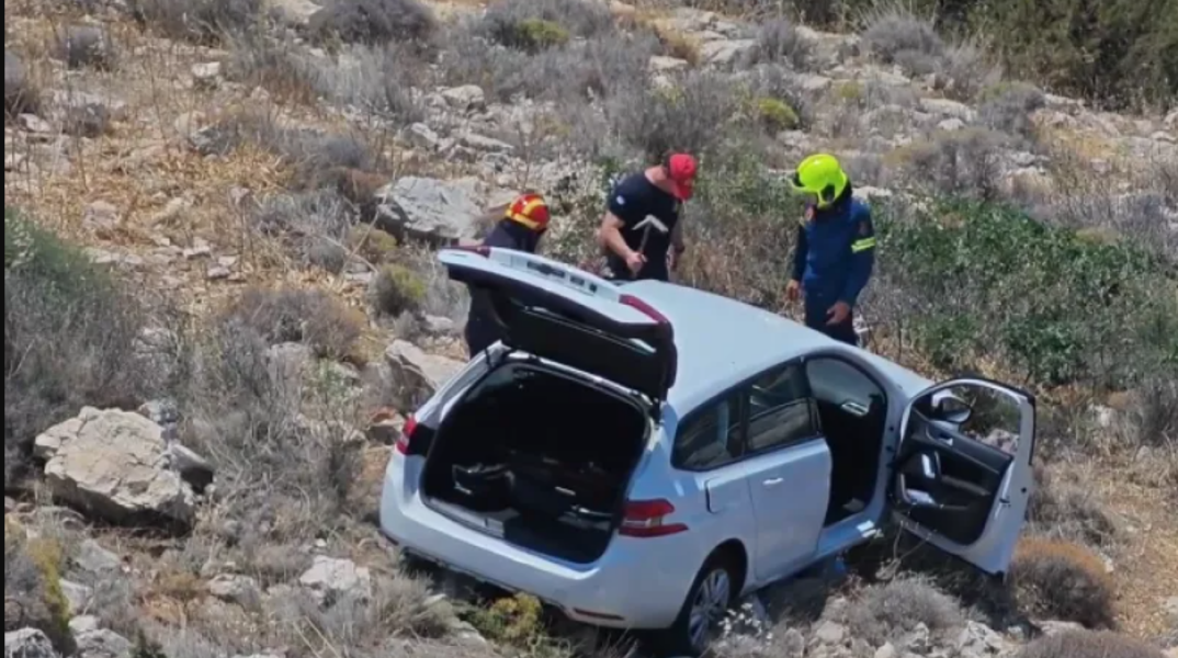 Αυτοκίνητο έπεσε σε γκρεμό στα Λιμανάκια Βουλιαγμένης