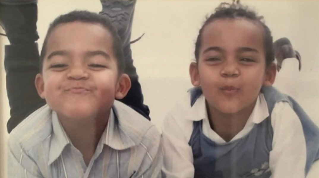 Εμμανουήλ Καραλής: «Για κάποια παιδιά εγώ και η αδερφή μου δεν είχαμε ονόματα. Ήμασταν απλώς τα μαυράκια» - Απόσπασμα από το βιβλίο του Ολυμπιονίκη του επί κοντώ