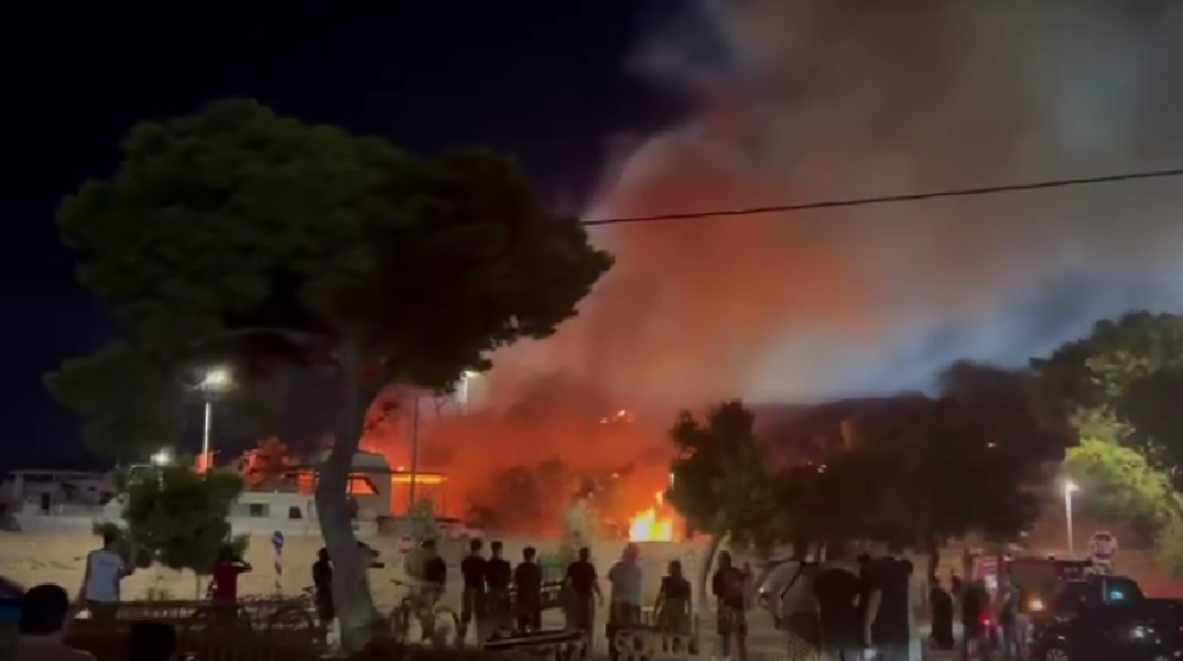 Φωτιά σε υπαίθριο χώρο με σκάφη στη Γλυφάδα