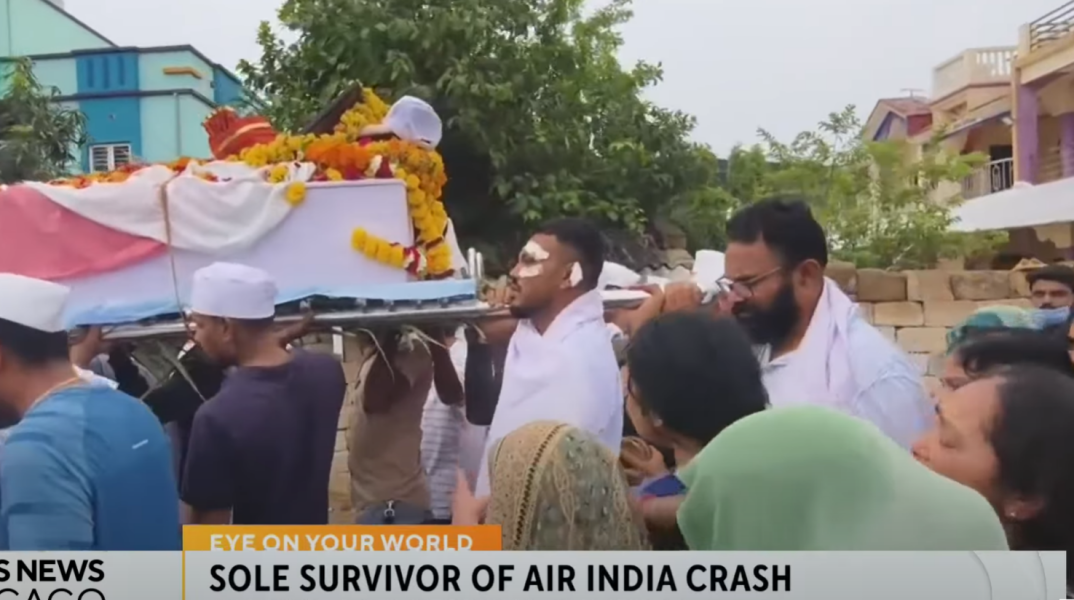 Ο μοναδικός επιζών του Air India κουβάλησε το φέρετρο του αδελφού που σκοτώθηκε στο αεροπορικό δυστύχημα