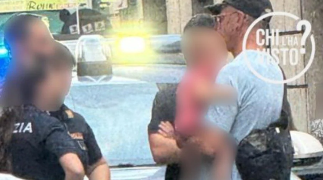 Ο 46χρονος με το βρέφος στην αγκαλιά του