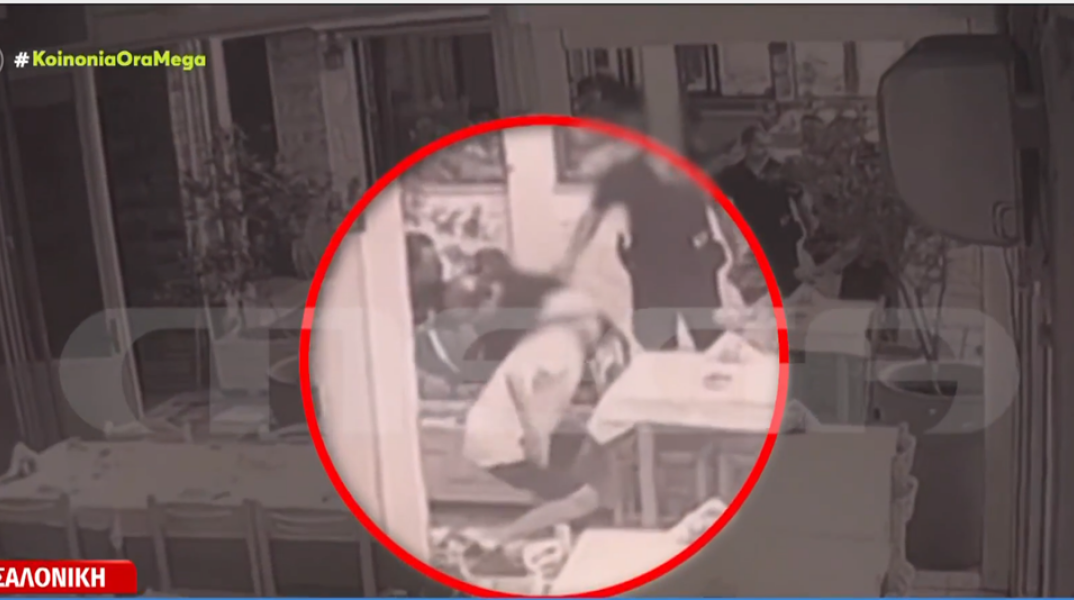 Στιγμιότυπο από το βίντεο της επίθεσης του 64χρονου σε ταβέρνα στη Θεσσαλονίκη 