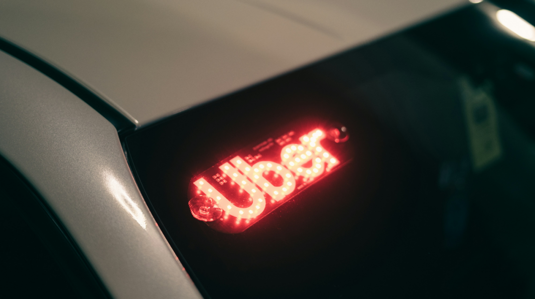 Κατηγορίες κατά της Uber για αλγόριθμους που μειώνουν τις αμοιβές οδηγών - Τι αναφέρουν οι καταγγελίες