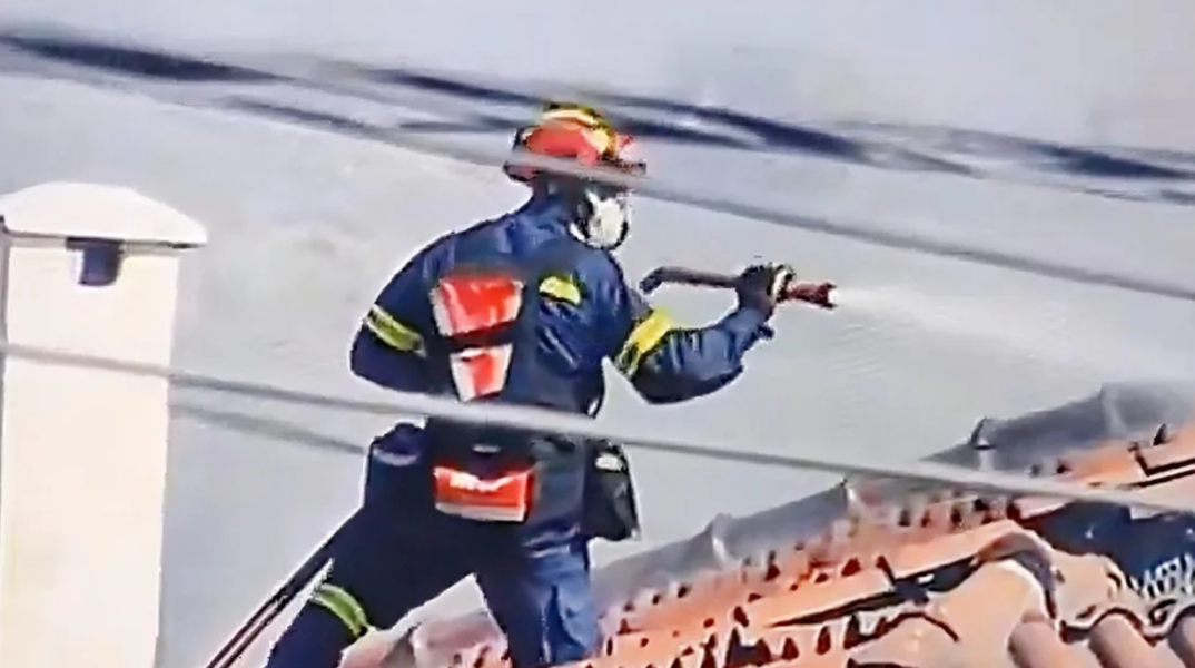  Παλαιά Φώκαια: Η στιγμή που πυροσβέστης ανεβαίνει με αυτοθυσία σε σκεπή φλεγόμενου σπιτιού 