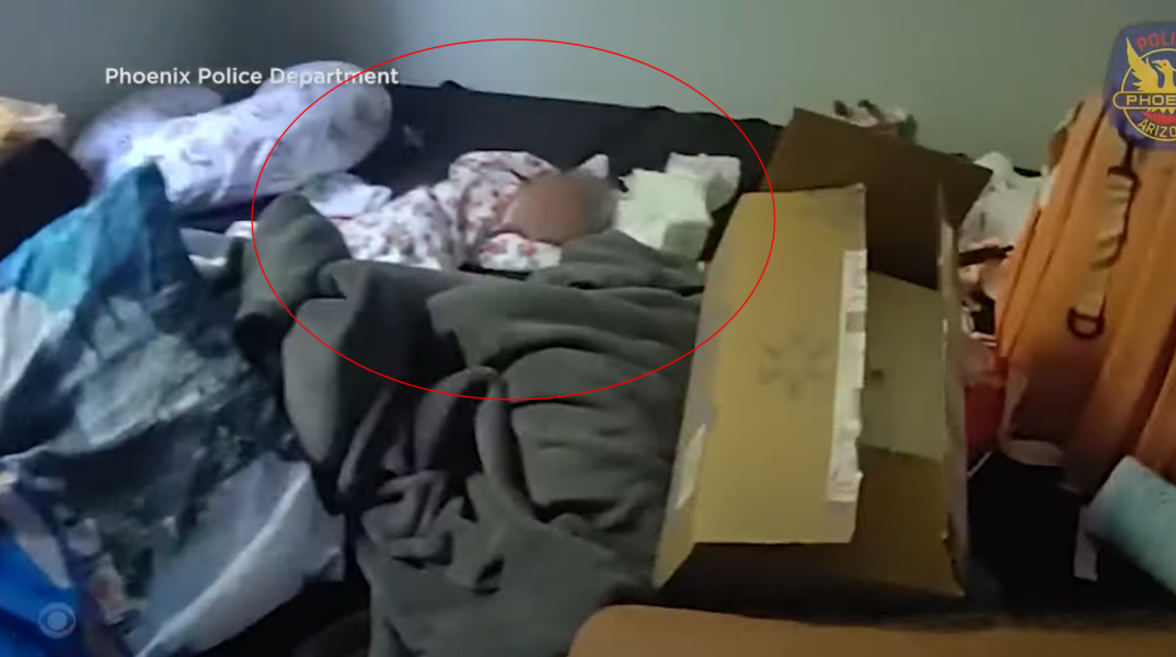 Το μωρό βρέθηκε πάνω στο κρεβάτι όπου ήταν νεκρή  η μητέρα του