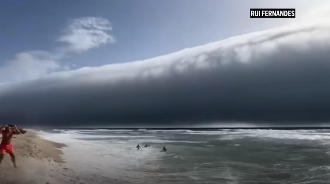 Τι είναι τα Roll Clouds που αναστάτωσαν λουόμενους σε παραλίες της Πορτογαλίας