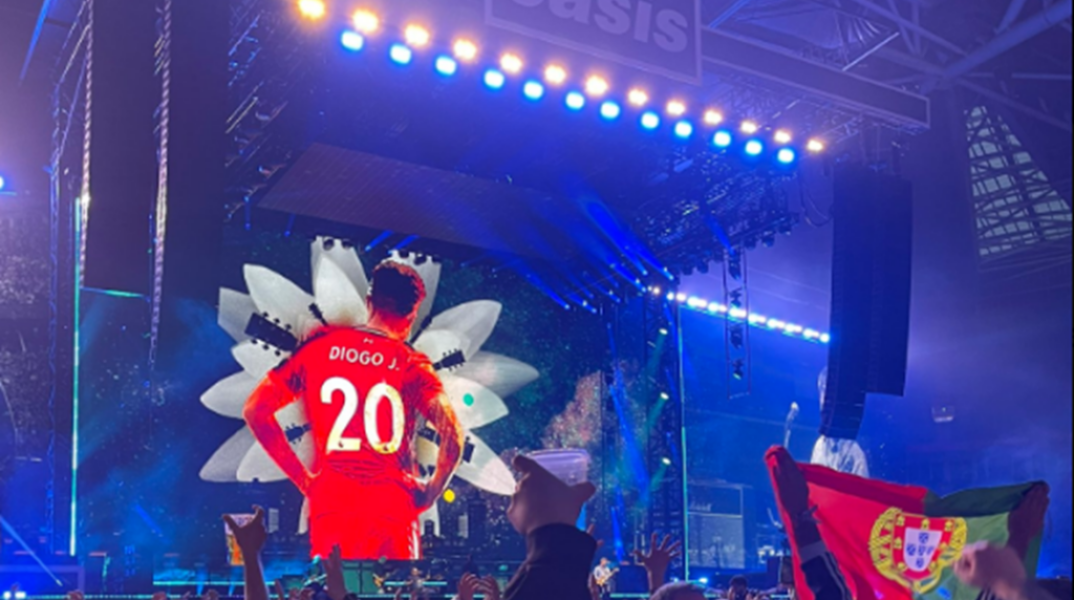 Εικόνα του Ζότα στη γιγαντοθόνη της συναυλίας των Oasis