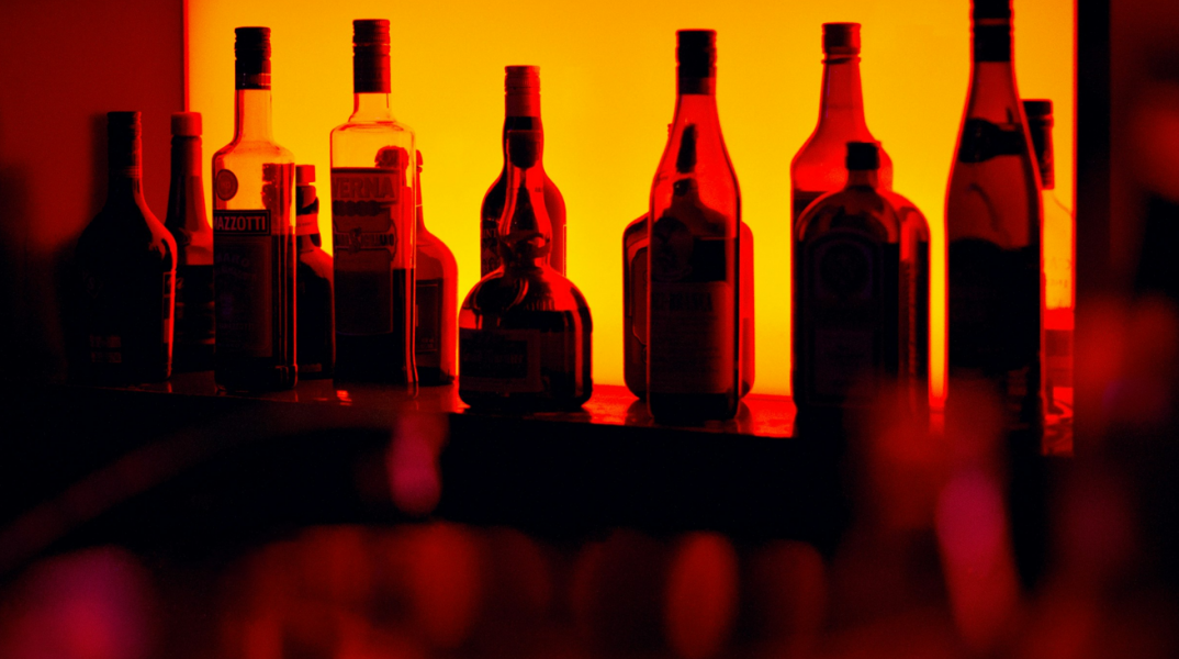 Δεκαεξάχρονη στο νοσοκομείο αφού κατανάλωσε αλκοόλ σε μπαρ στην Ιεράπετρα