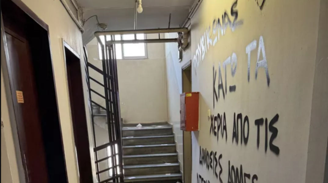 Ο Ρουβίκωνας πέταξε τρικάκια στο γραφείο του Δημήτρη Βαρτζόπουλου - Καταδικάζει η ΝΔ