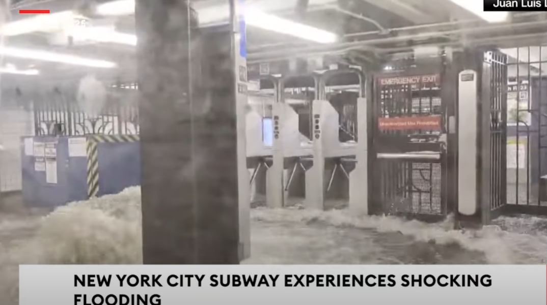 Πλημμυρισμένος σταθμός του μετρό στη Νέα Υόρκη