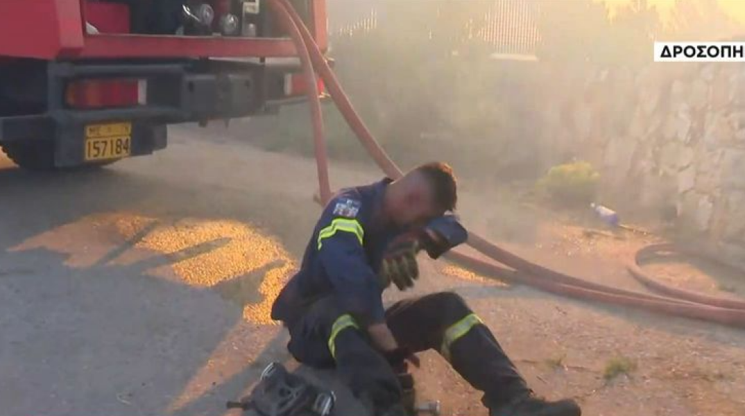 Εθελοντής πυροσβέστης καταρρέει ενώ επιχειρεί στη φωτιά στο Κρυονέρι - Τιτάνιες οι μάχες που δίνονται αυτή την ώρα