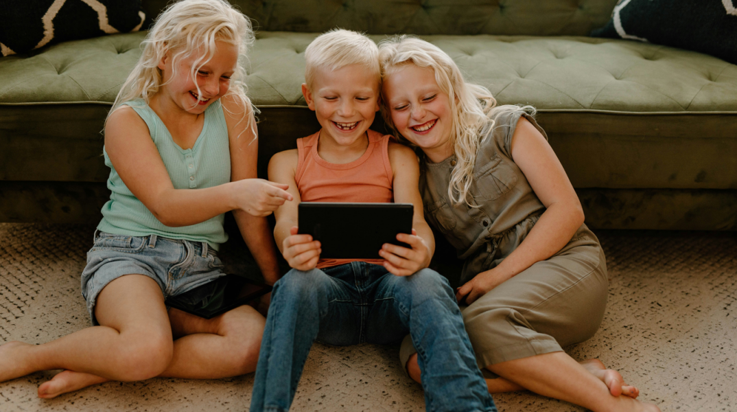 Παιδιά παρακολουθούν YouTube