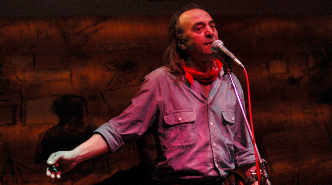 Τελικά για ποιον «Αύγουστο» τραγουδάει ο Νίκος Παπάζογλου;