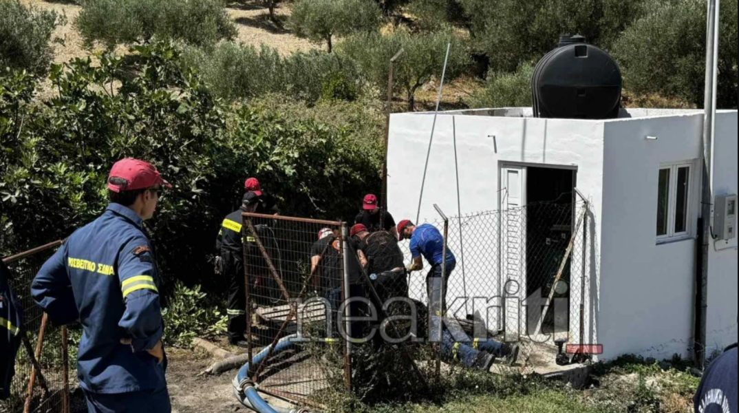 Πυροσβέστες και αστυνομικοί στη δεξαμενή λυμάτων όπου εντοπίστηκε το πτώμα του 55χρονου