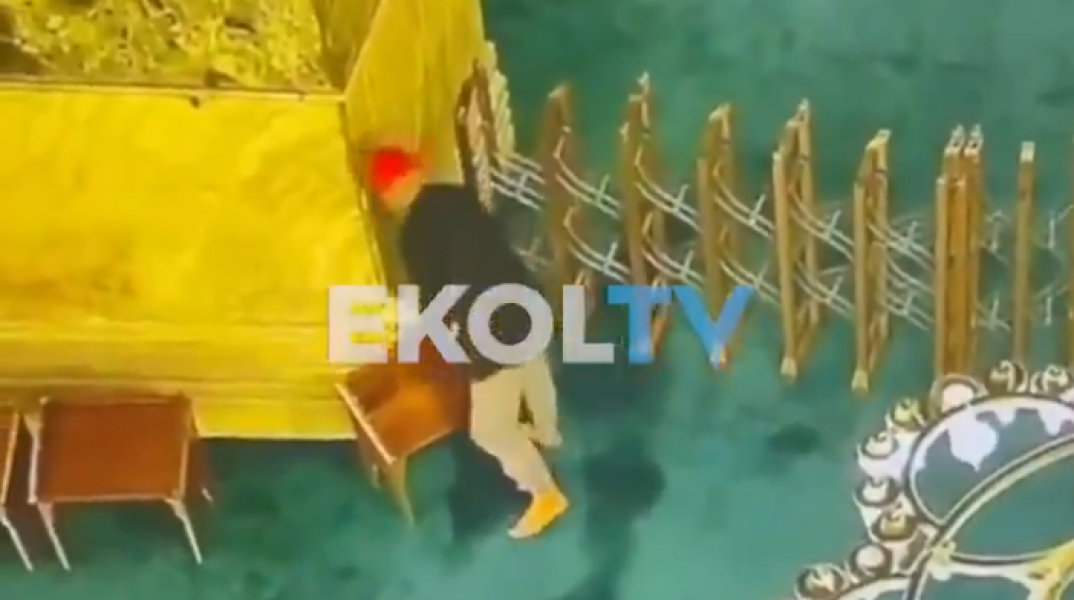 Η στιγμή που άνδρας βάζει φωτιά σε χαρτιά στην Αγία Σοφία