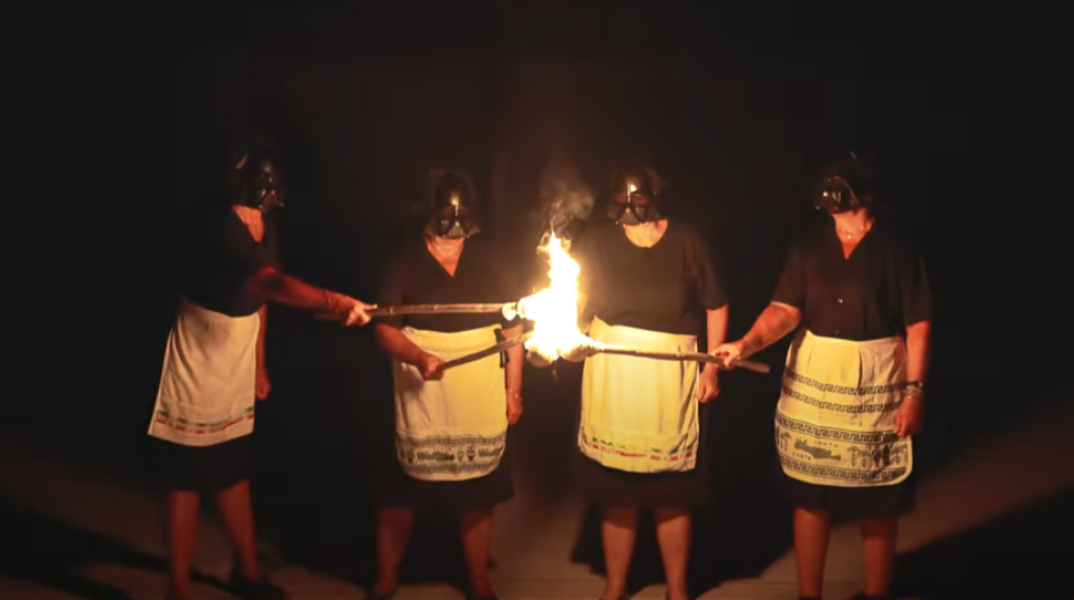 Γιαγιάδες στην Κρήτη ντυμένες Νταρθ Βέιντερ βάζουν φωτιά σε στουπιά