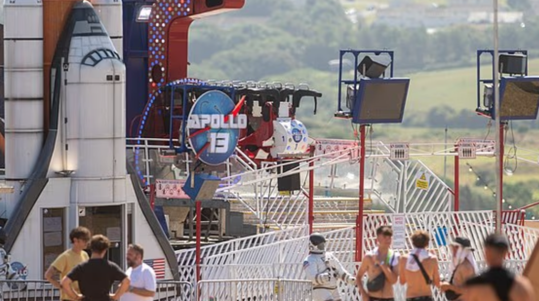 Ατύχημα σε λούνα παρκ στην Αγγλία: Επιβάτες έμειναν κρεμασμένοι ανάποδα για 20 λεπτά σε παιχνίδι που ακινητοποιήθηκε στον αέρα 