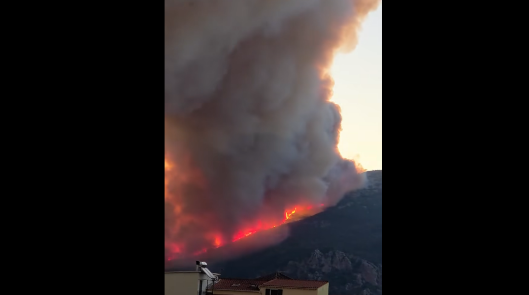 Φωτιά στη Βόνιτσα: Οι φλόγες κινούνται προς περιοχή με εγκαταστάσεις επιχειρήσεων, λέει ο δήμαρχος