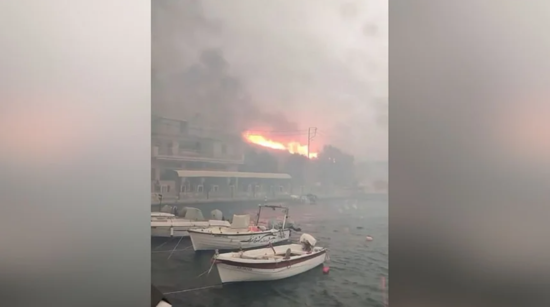 Φωτιά στη Χίο: 63 πολίτες απεγκλωβίστηκαν από παραλίες - Πλάνα από τις φλόγες που έφτασαν στην παραλία 