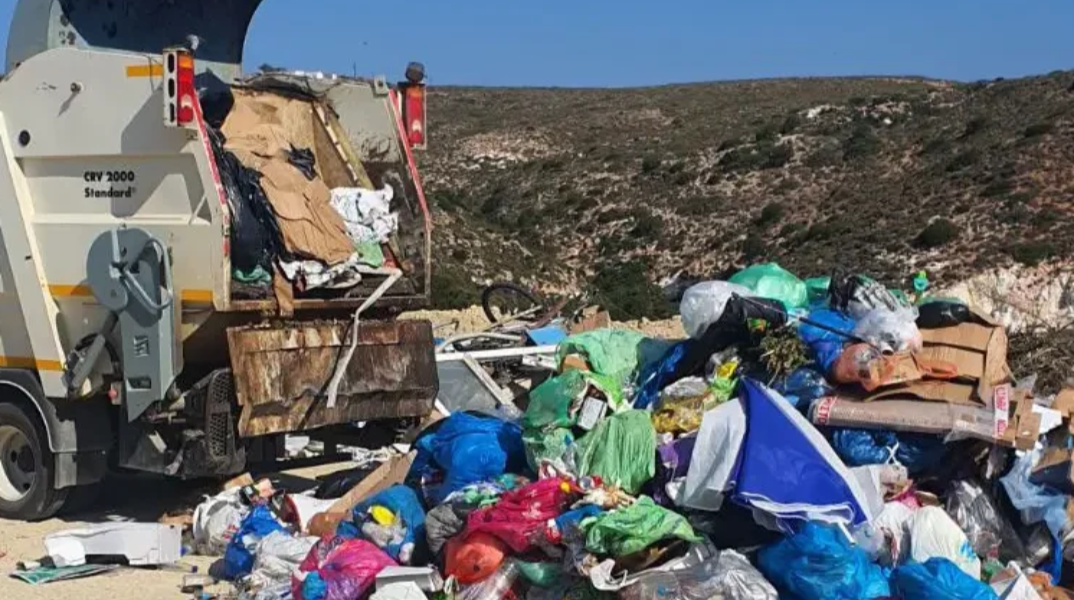 Μήλος: Μετά από καταγγελία για ρύπανση συνελήφθησαν 17 άτομα, υπάλληλοι της υπηρεσίας καθαριότητας και αυτοδιοικητικοί