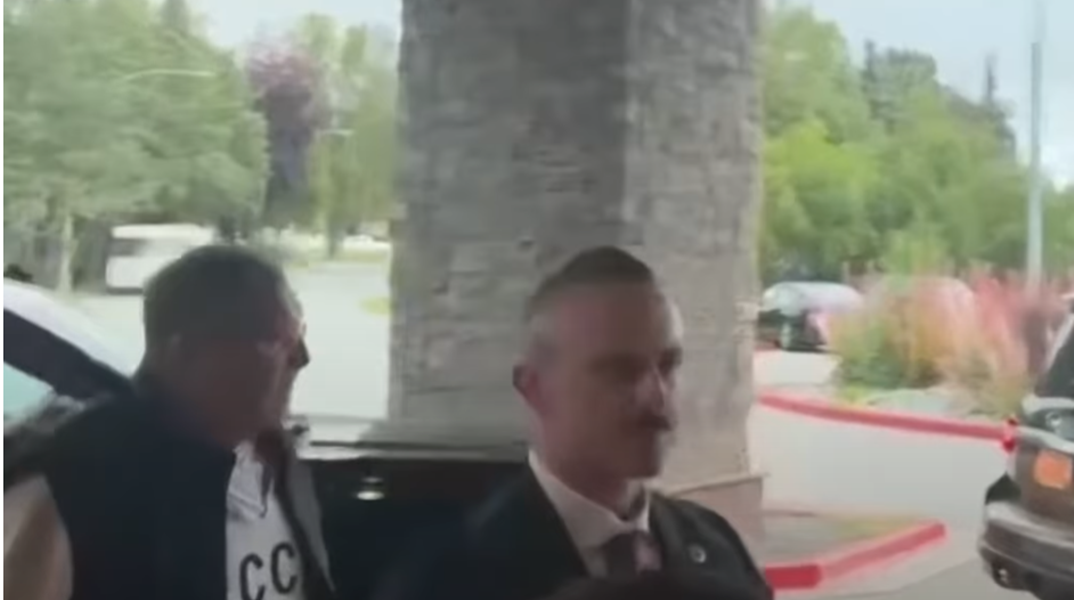 Ο Σεργκέι Λαβρόφ έφτασε στην Αλάσκα με μπλουζάκι που φαίνεται να γράφει ... ΕΣΣΔ