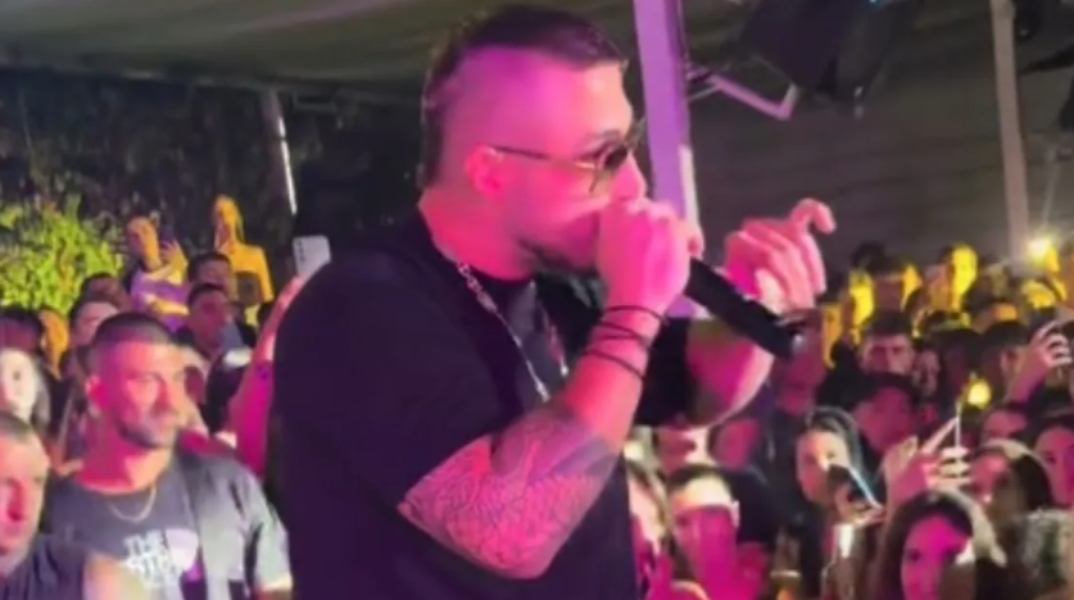 «Το πίνεις, πας νοσοκομείο»: Ο τράπερ Rack επέπληξε 15χρονο που κατανάλωνε αλκοόλ σε συναυλία του