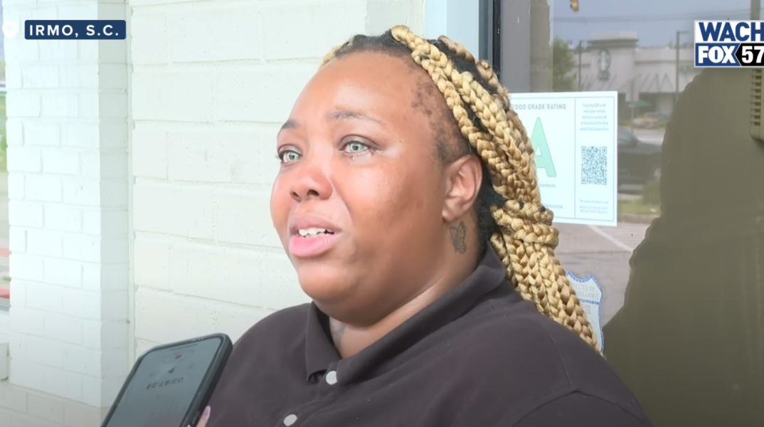 Εργαζόμενη σε fast food έκανε τα πάντα ολομόναχη για 12 ώρες, έγινε viral και απολύθηκε