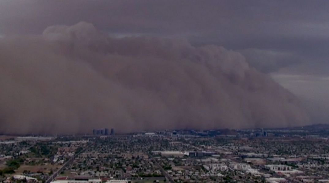 Η στιγμή που τεράστια καταιγίδα σκόνης «καταπίνει» την Αριζόνα - Το βίντεο που κάνει τον γύρο του διαδικτύου