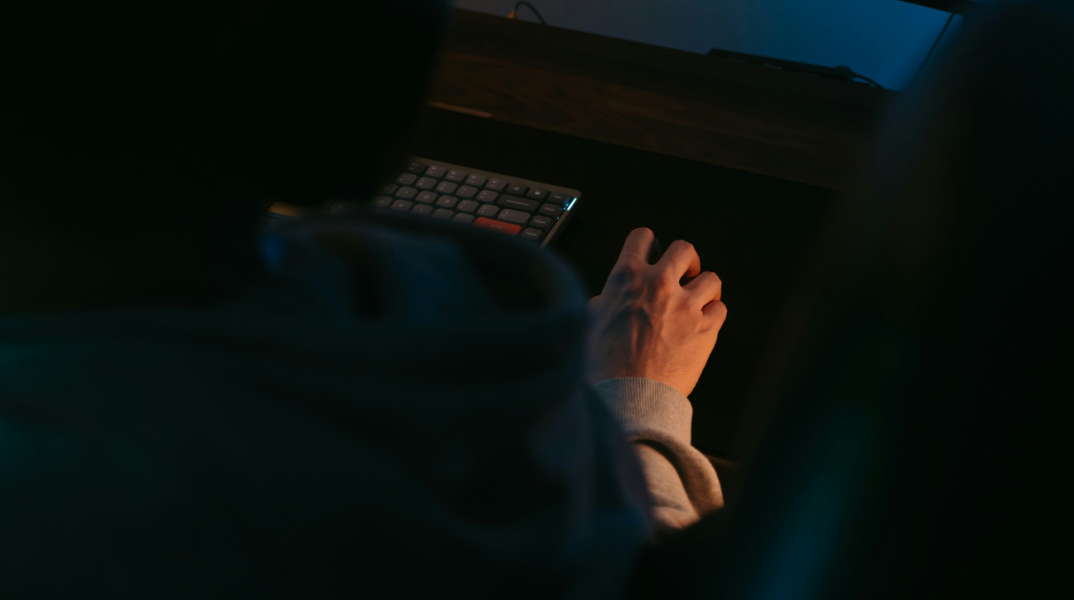 Κρήτη: Προσποιήθηκε τον λογιστή της εταιρίας της και της έκλεψε 21.000 ευρώ