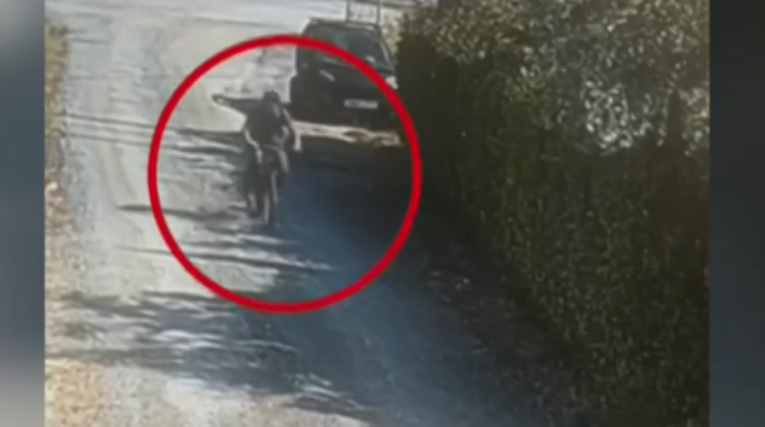 Φωτιά στην Κάντζα: Βίντεο ντοκουμέντο από τη στιγμή που ο φερόμενος εμπρηστής απομακρύνεται