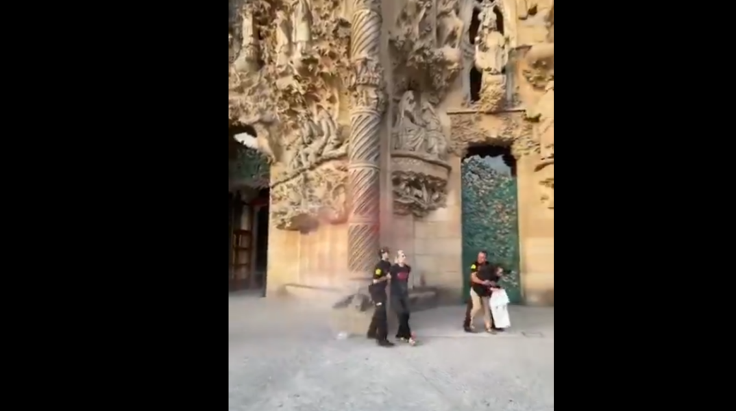 Ακτιβίστριες έριξαν κόκκινη μπογιά στην πρόσοψη της Σαγράδα Φαμίλια στη Βαρκελώνη