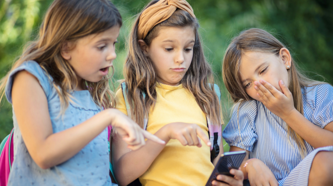 Τι κινδύνους κρύβει η απαγόρευση των social media για ανηλίκους στην Αυστραλία - Τι αναφέρει έκθεση ειδικών