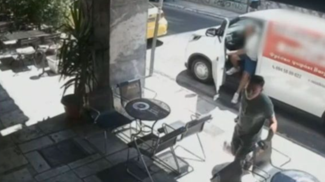 Άνδρας άρπαξε κινητό μέσα από βαν στο κέντρο της Αθήνας - Δείτε το βίντεο ντοκουμέντο