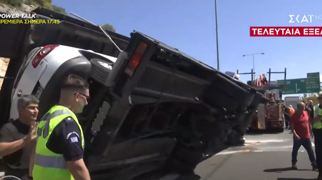 Νταλίκα που μετέφερε οχήματα ανετράπη στην Αττική Οδό