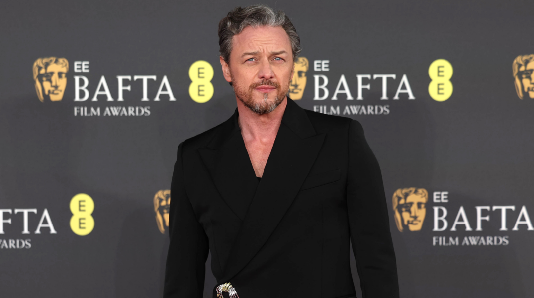 Μεθυσμένος θαμώνας γρονθοκόπησε τον Τζέιμς ΜακΑβόι σε μπαρ στο Τορόντο