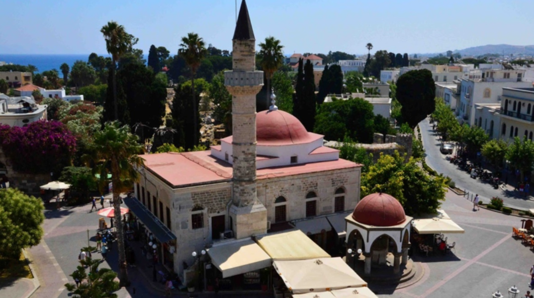 Άποψη του τεμένους Defterdar και της κρήνης της κάθαρσης πριν τον σεισμό του 2017