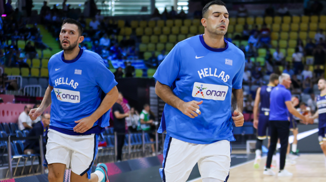 EuroBasket 2025: Η αγκαλιά Παπανικολάου - Σλούκα, μετά το χάλκινο