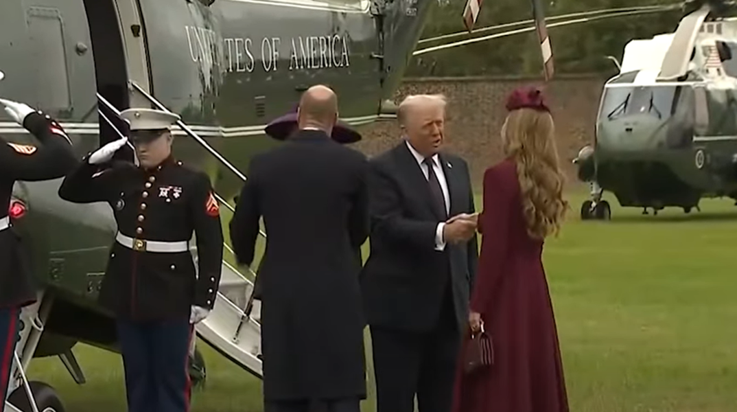 Οι άβολες στιγμές της συνάντησης του Ντόναλντ Τραμπ με τη βασιλική οικογένεια της Βρετανίας