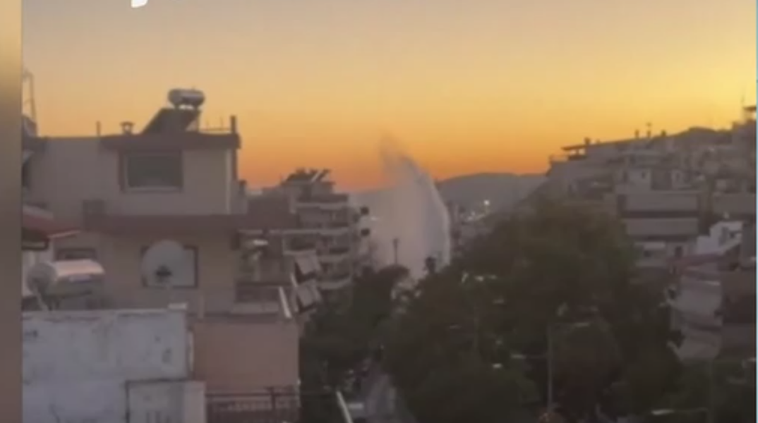 Κερατσίνι: Έσπασε κεντρικός αγωγός της ΕΥΔΑΠ - Πίδακας νερού έφτασε το ύψος πολυκατοικίας
