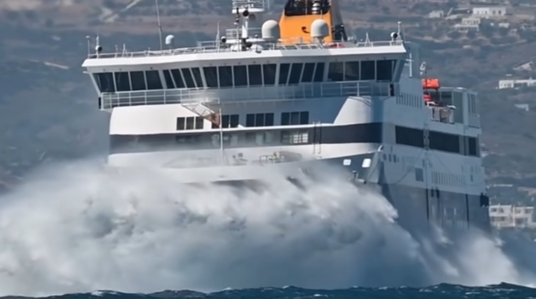 Η μάχη του πλοίου Blue Star Naxos με τα κύματα στο στενό Πάρου – Νάξου