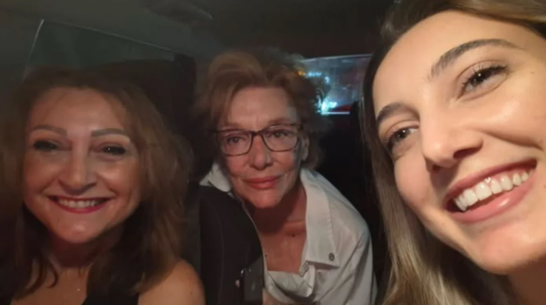 Η Μάρω Κοντού μέσα στο όχημα των δύο γυναικών