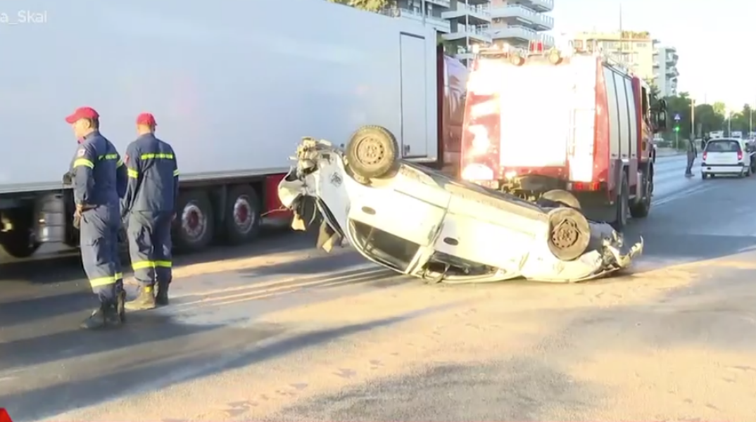 Τροχαίο στην Ποσειδώνος: Ένας τραυματίας μετά από ανατροπή αυτοκινήτου 
