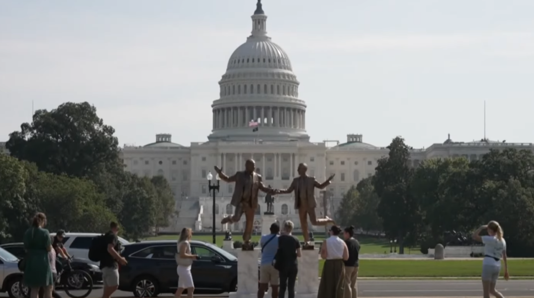 Άγαλμα με τους Τραμπ - Έπσταϊν να κρατιούνται χέρι-χέρι στην Ουάσιγκτον - Η αντίδραση του Λευκού Οίκου