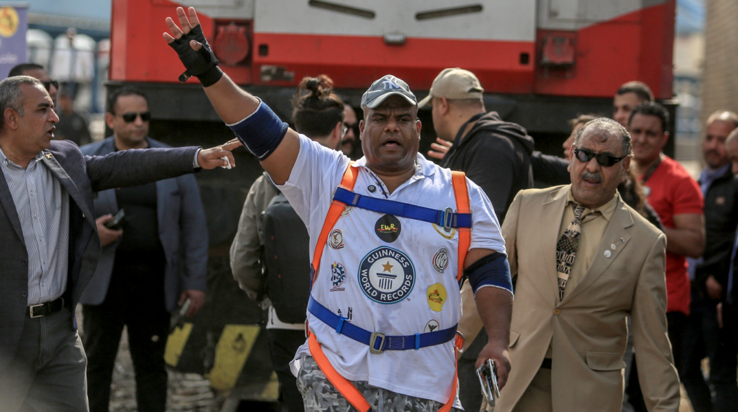 Αιγύπτιος παλαιστής τράβηξε με τα δόντια δύο σκάφη βάρους 1.150 τόνων © Mohamed Elshahed/Anadolu via Getty Images